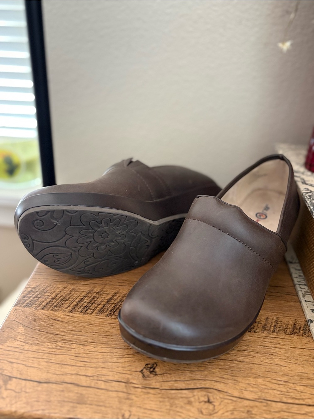 JBU Brown leather Slip-On Clogs with Floral Grip Sole